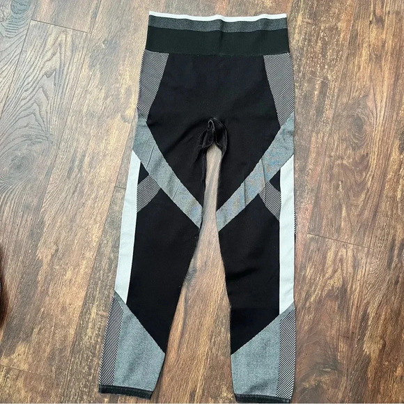 Pink Cool & Comfy Color Block Leggings - Gray/Black-Small - Picture 2 of 4